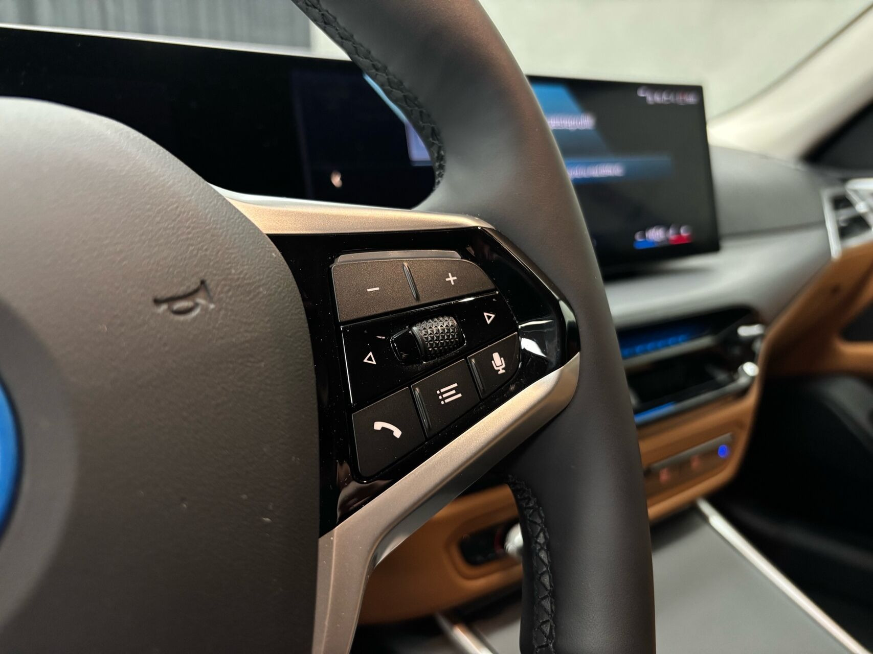 Grå BMW i4 fra 2025