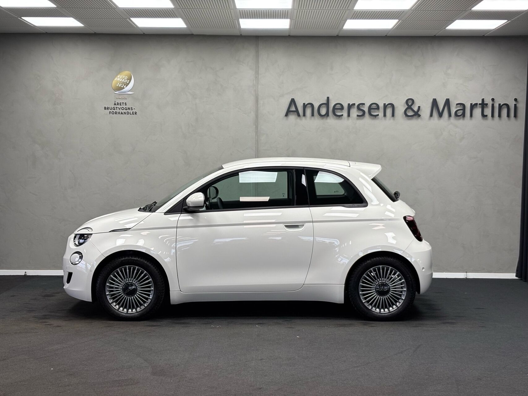 Hvid Fiat 500e fra 2024