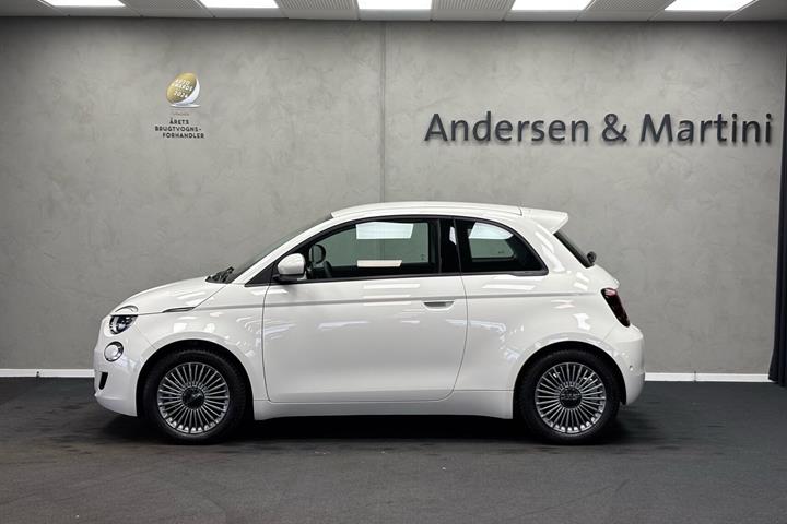 Hvid Fiat 500e fra 2024