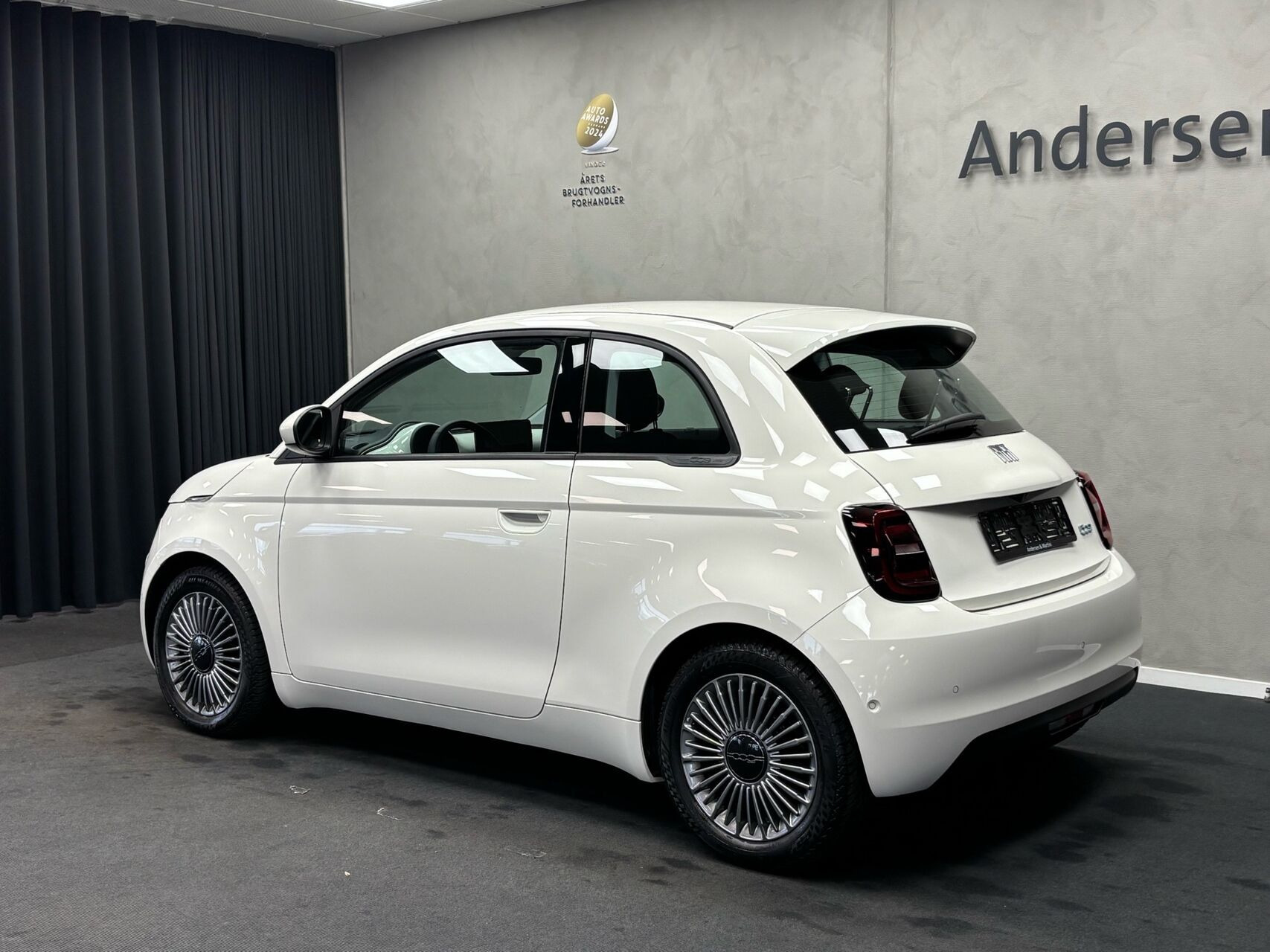 Hvid Fiat 500e fra 2024
