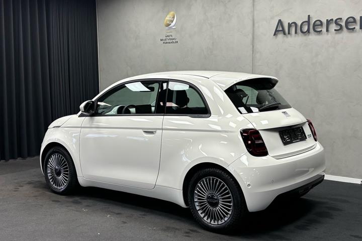 Hvid Fiat 500e fra 2024