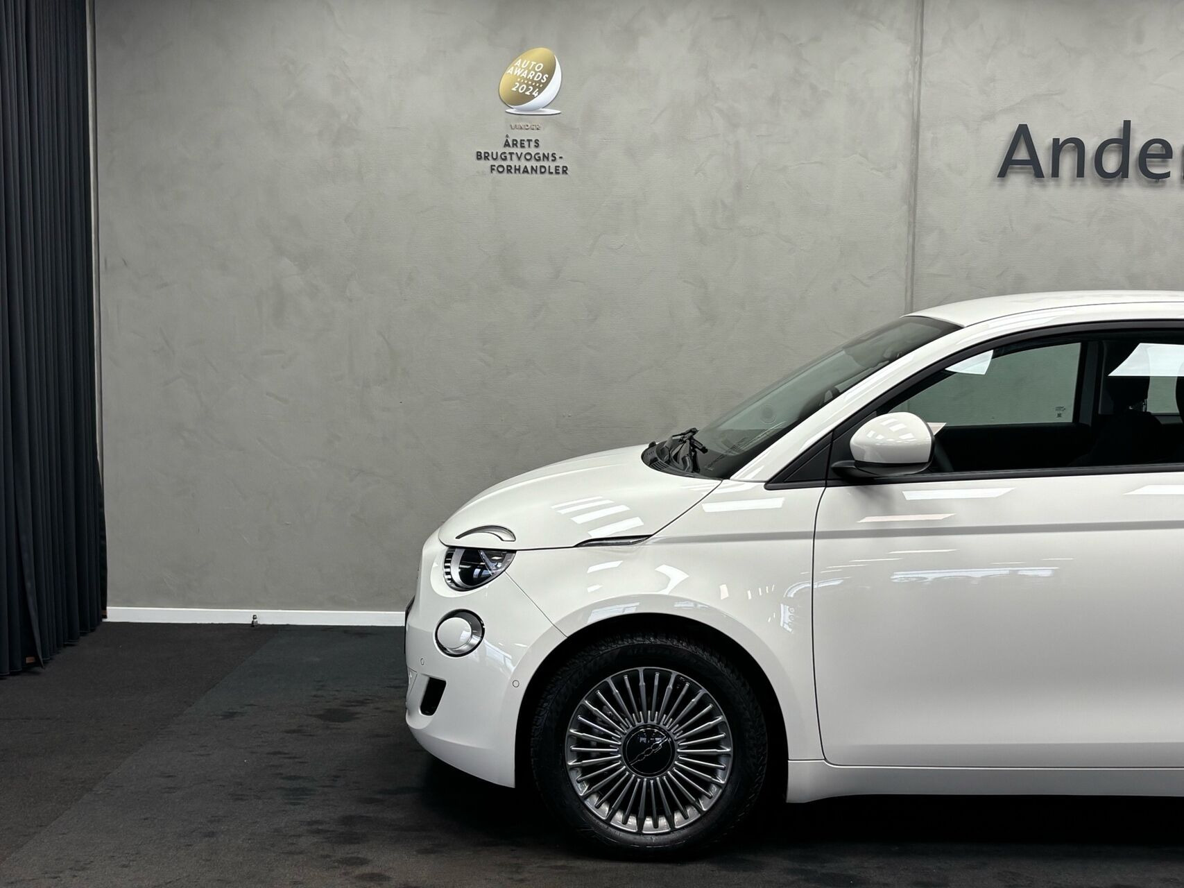 Hvid Fiat 500e fra 2024