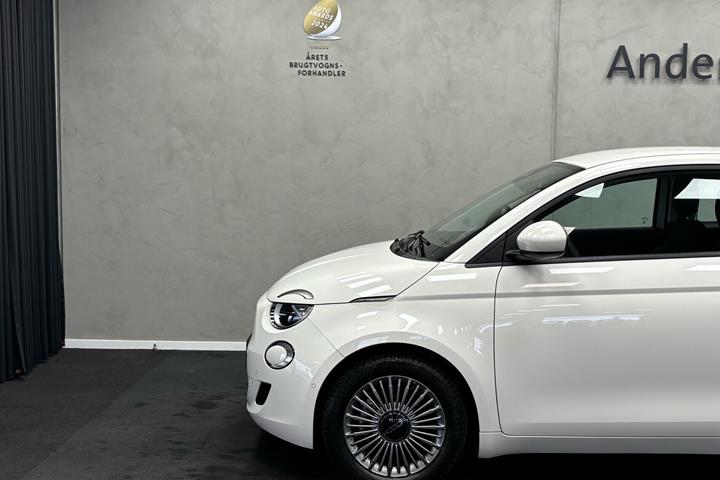 Hvid Fiat 500e fra 2024