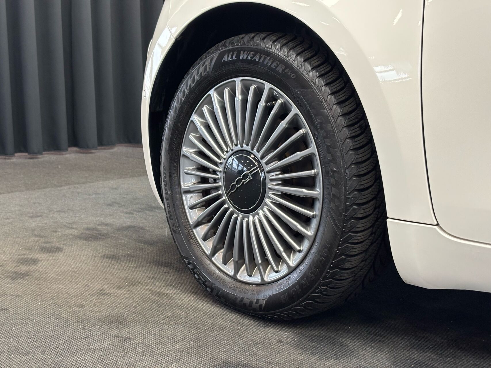 Hvid Fiat 500e fra 2024