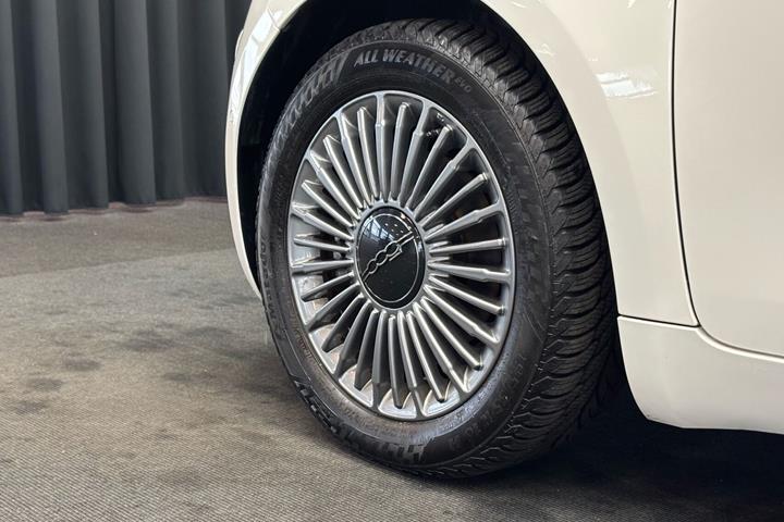 Hvid Fiat 500e fra 2024