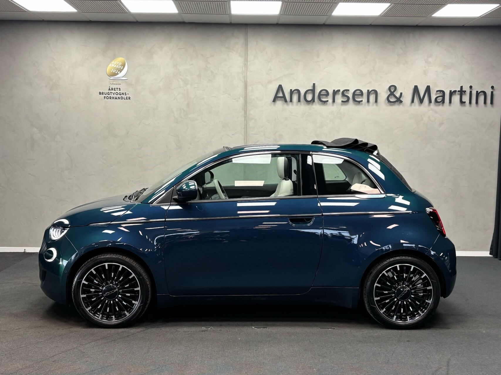 Blå Fiat 500e fra 2024