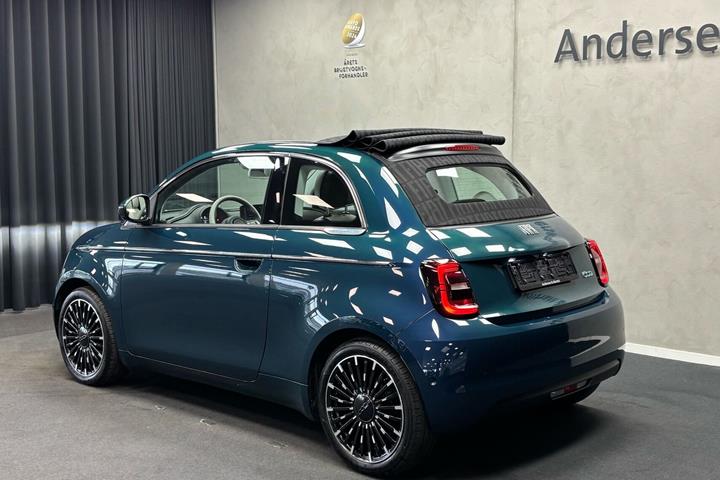 Blå Fiat 500e fra 2024