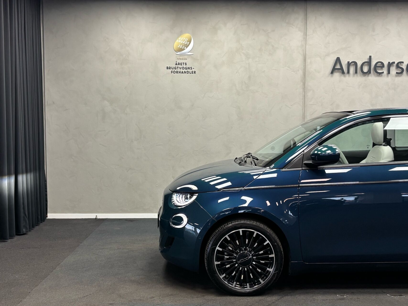 Blå Fiat 500e fra 2024