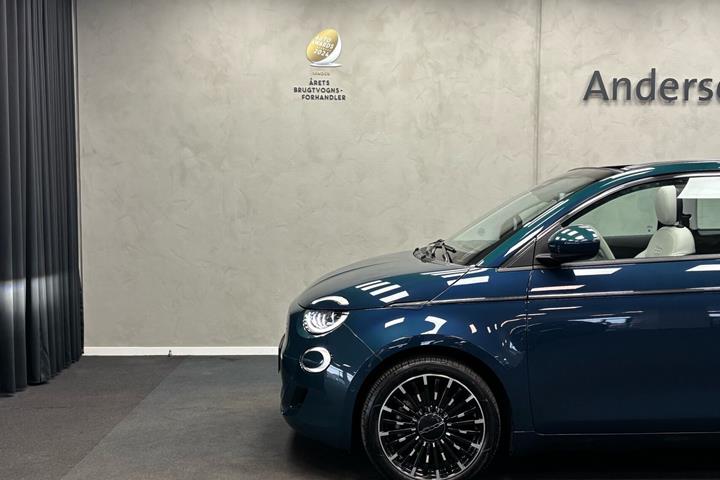 Blå Fiat 500e fra 2024