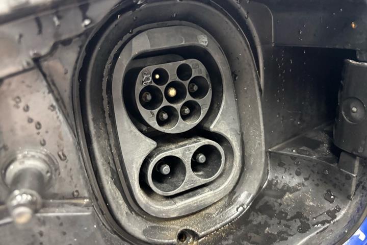 Blå Skoda Enyaq fra 2024