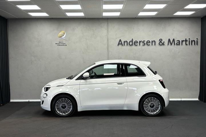 Hvid Fiat 500e fra 2023