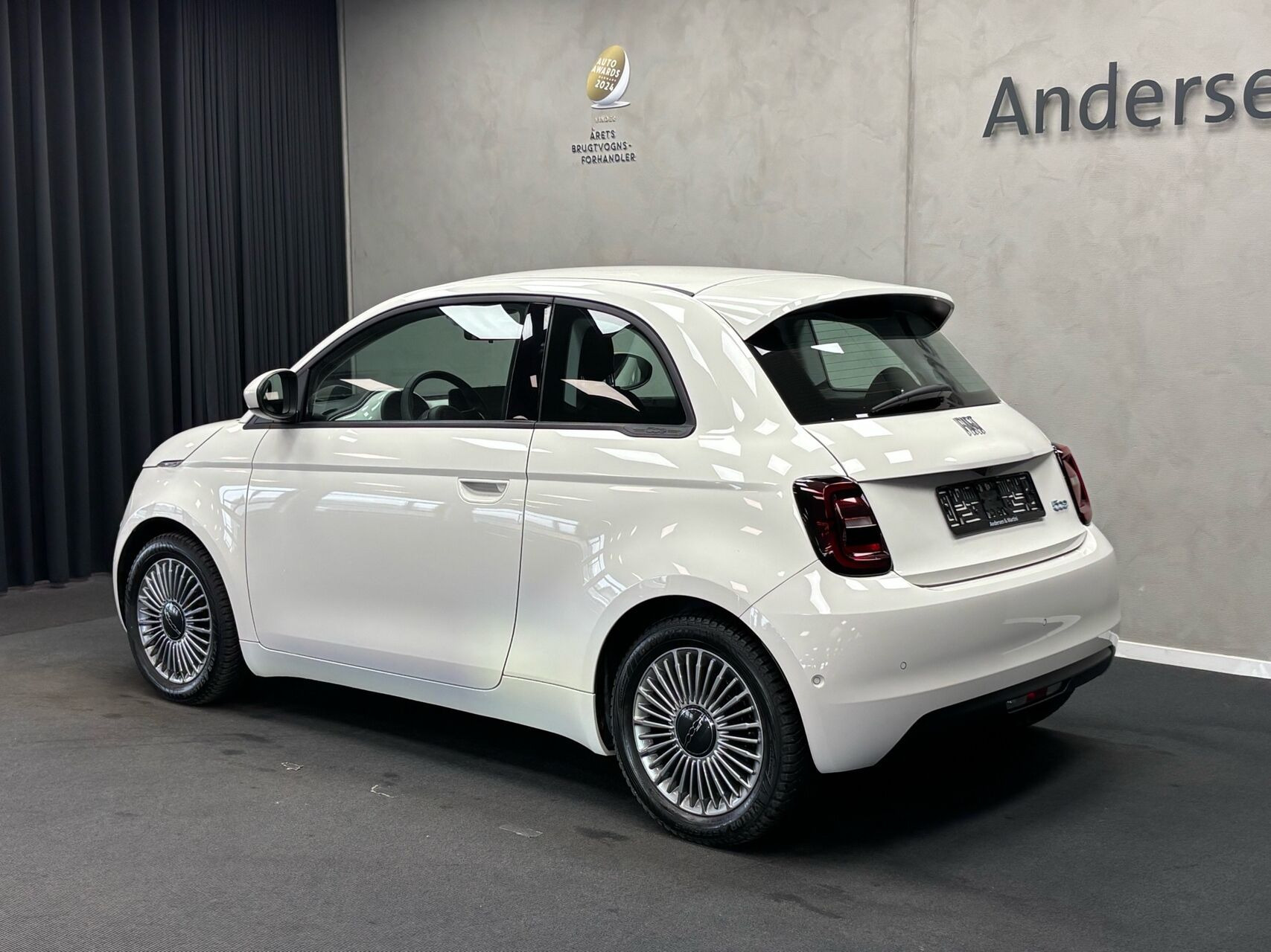 Hvid Fiat 500e fra 2023