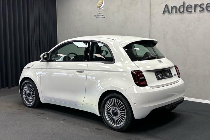 Hvid Fiat 500e fra 2023