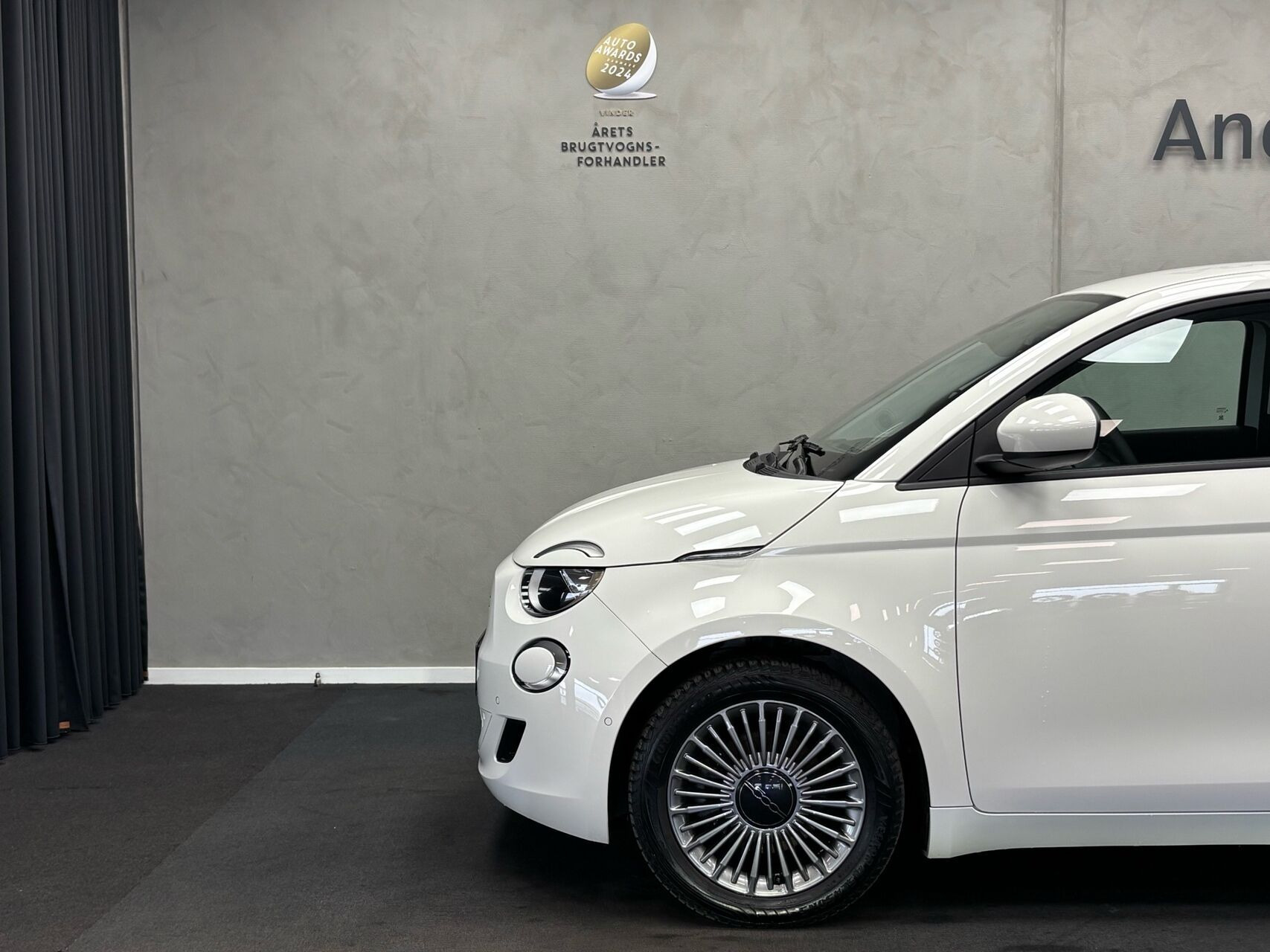 Hvid Fiat 500e fra 2023