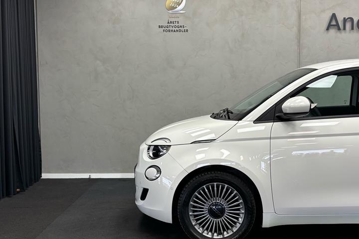 Hvid Fiat 500e fra 2023