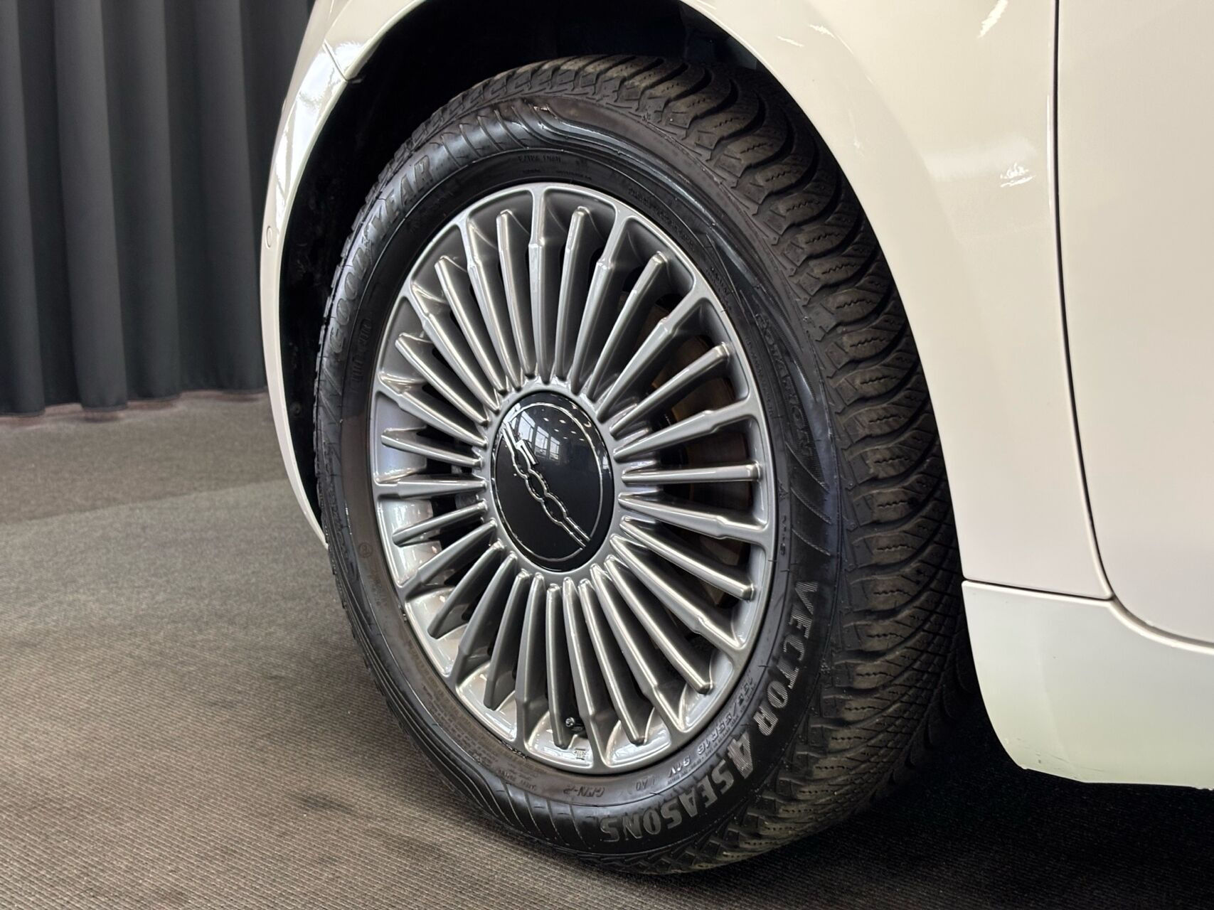 Hvid Fiat 500e fra 2023