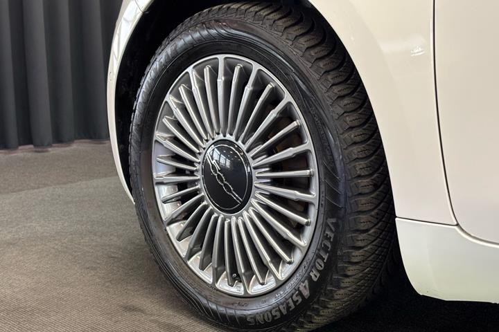 Hvid Fiat 500e fra 2023