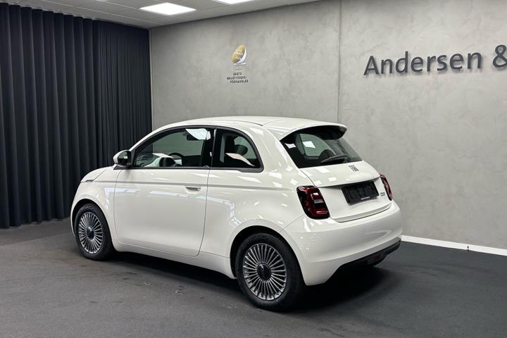 Hvid Fiat 500e fra 2023