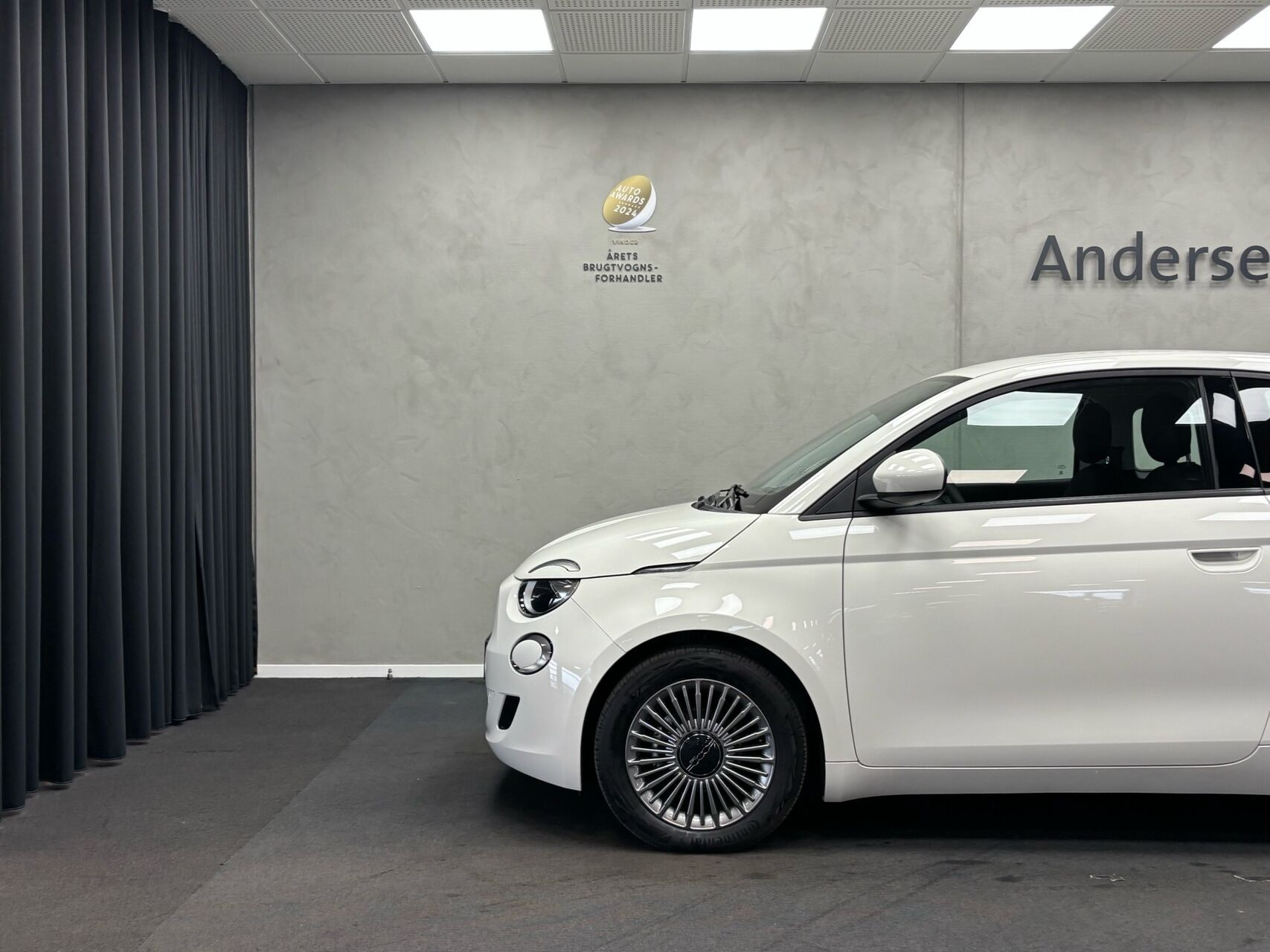 Hvid Fiat 500e fra 2023