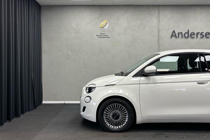 Hvid Fiat 500e fra 2023