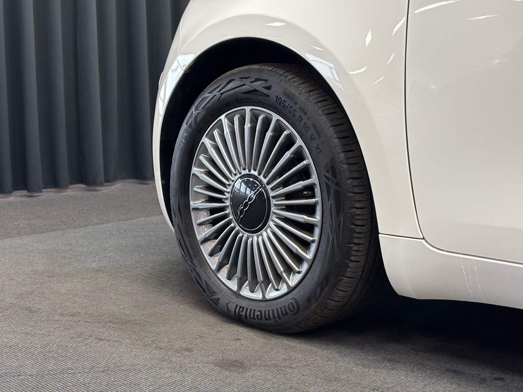 Hvid Fiat 500e fra 2023