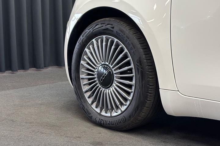 Hvid Fiat 500e fra 2023