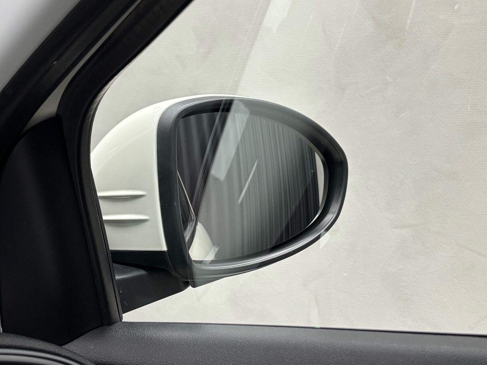 Hvid Fiat 500e fra 2023