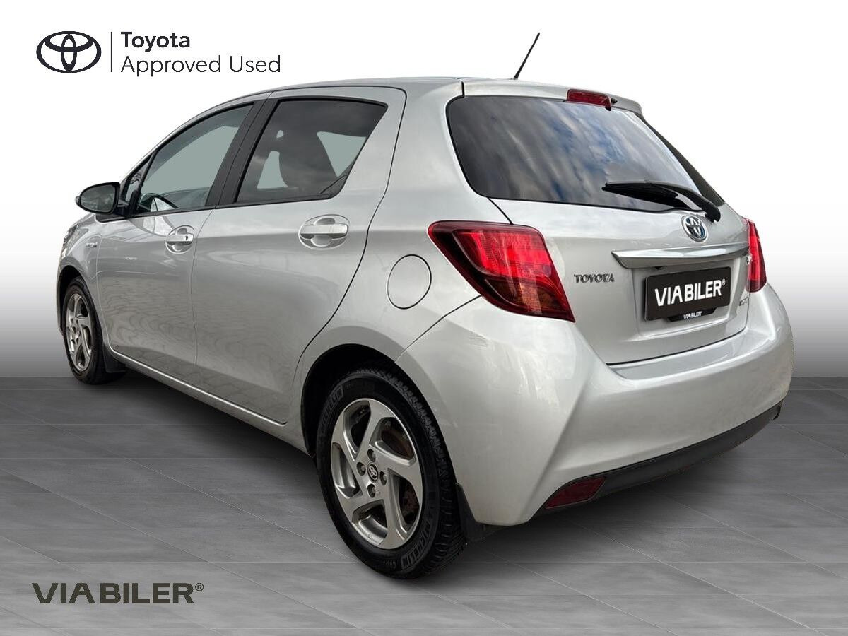Sølv Toyota Yaris fra 2016
