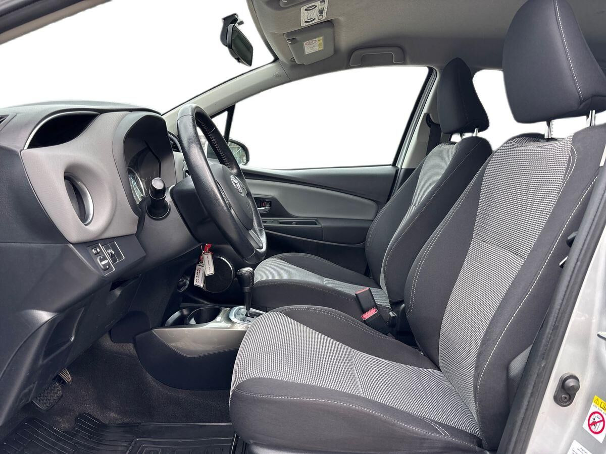 Sølv Toyota Yaris fra 2016