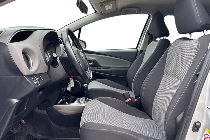 Sølv Toyota Yaris fra 2016