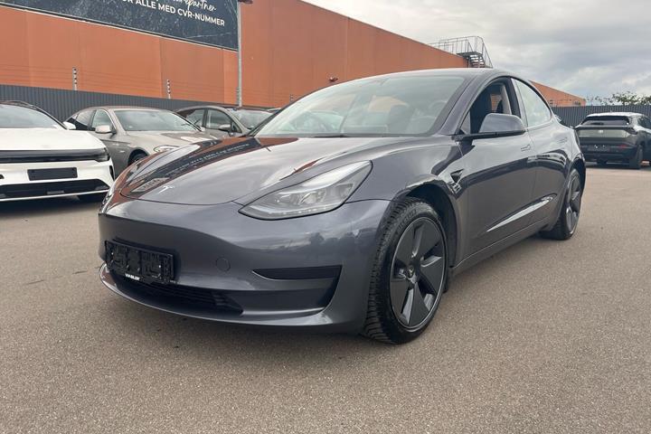 Grå Tesla Model 3 fra 2022