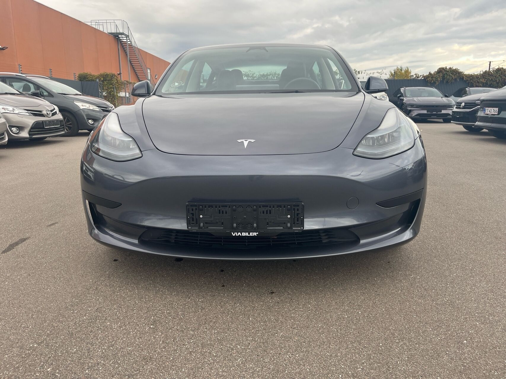 Grå Tesla Model 3 fra 2022
