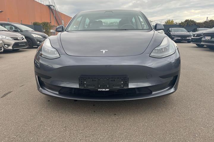 Grå Tesla Model 3 fra 2022