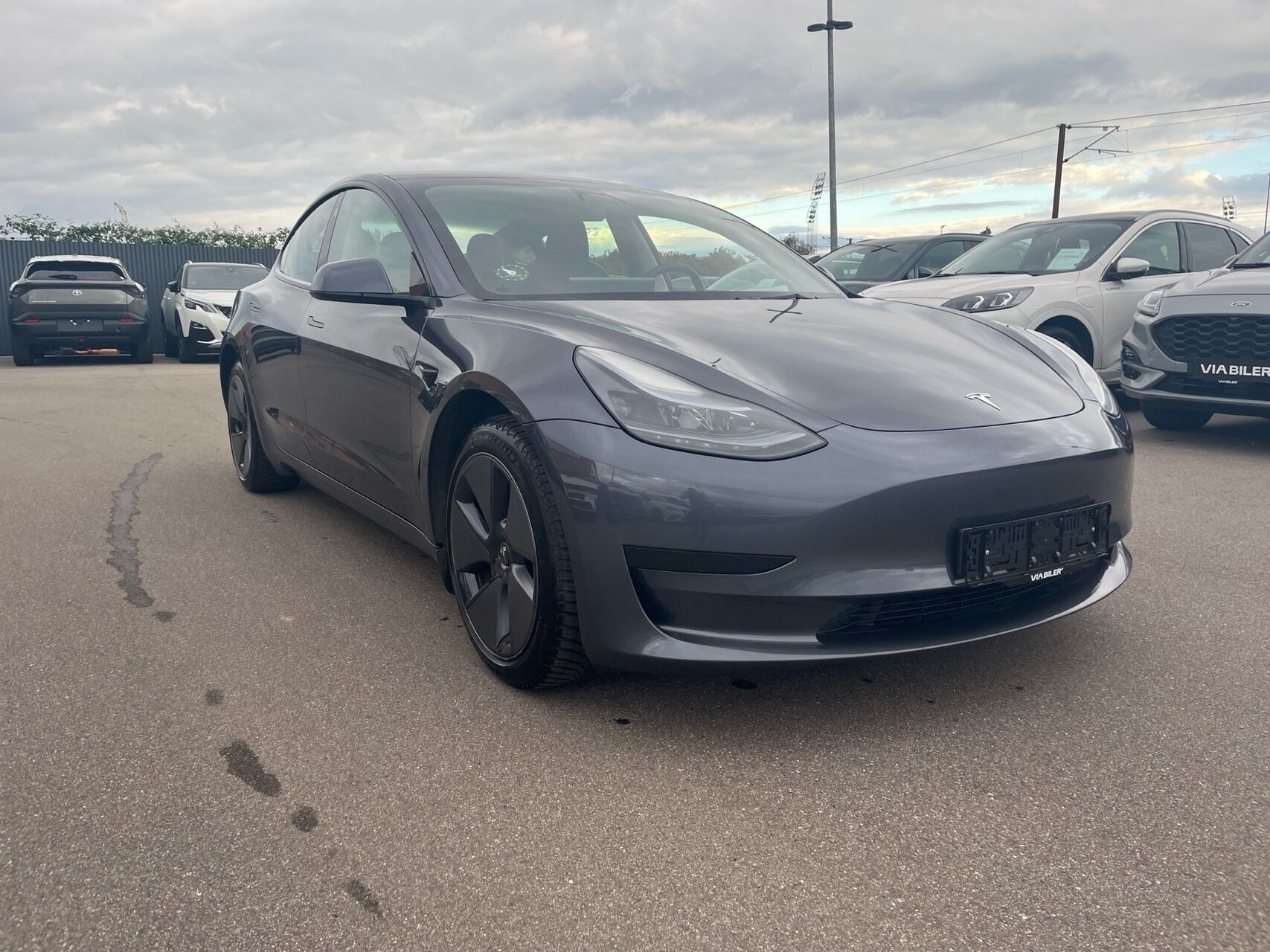 Grå Tesla Model 3 fra 2022