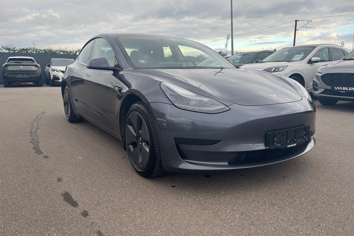 Grå Tesla Model 3 fra 2022