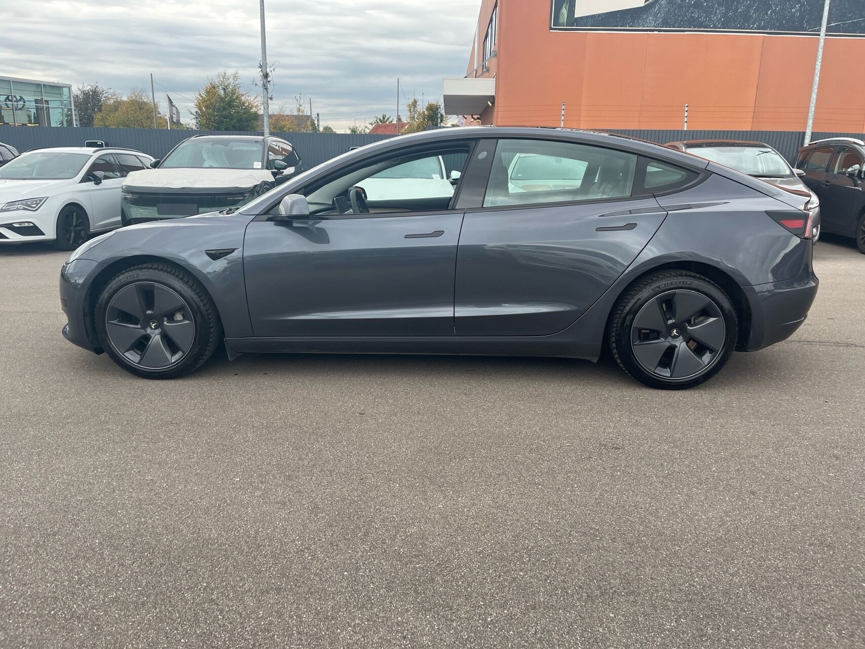 Grå Tesla Model 3 fra 2022