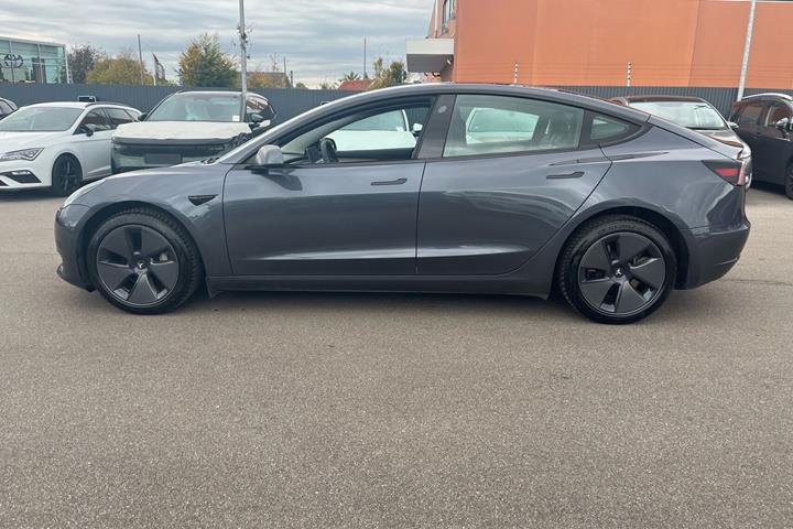Grå Tesla Model 3 fra 2022