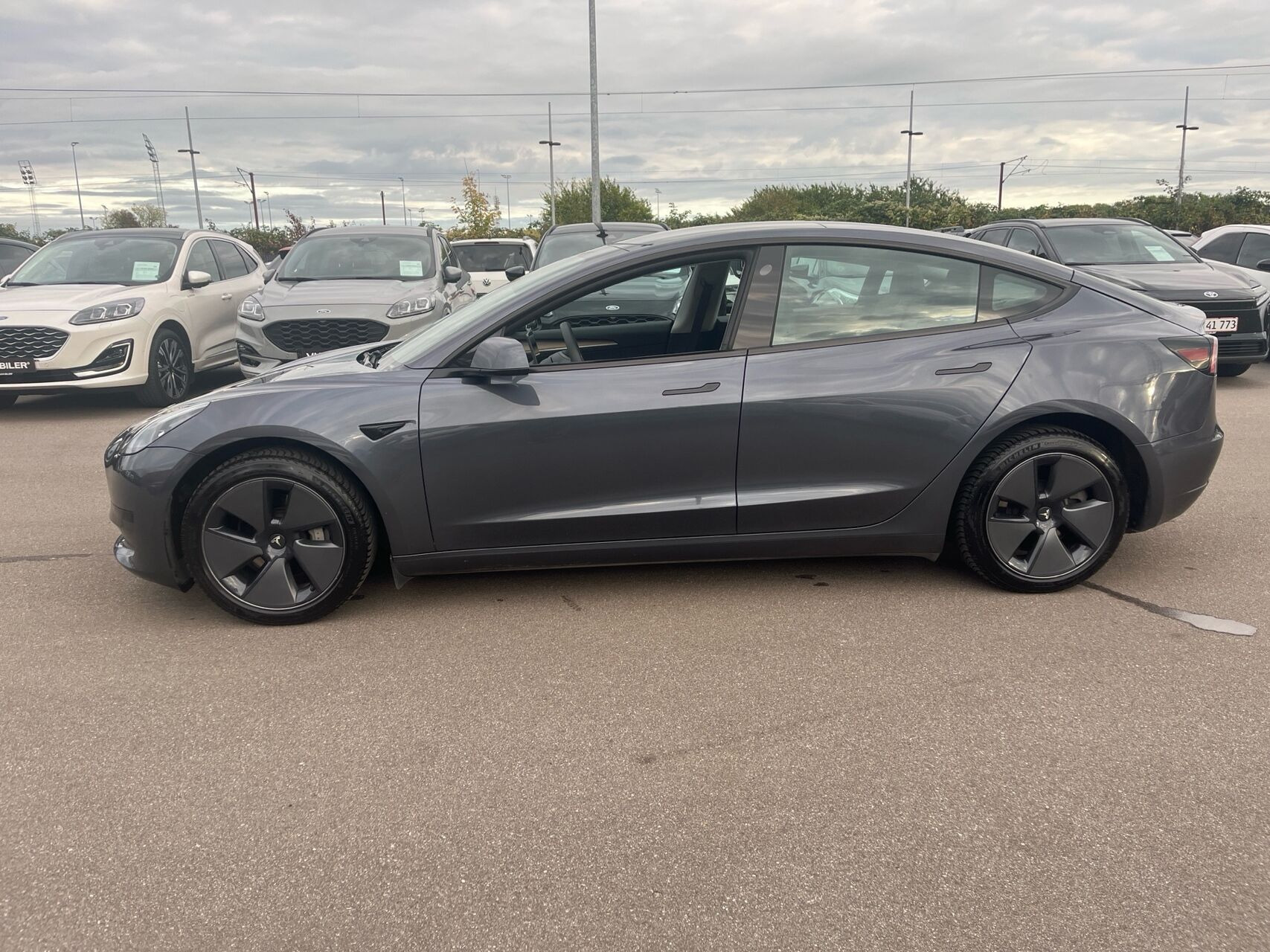 Grå Tesla Model 3 fra 2022