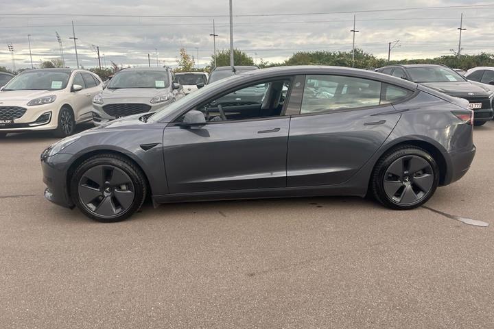 Grå Tesla Model 3 fra 2022