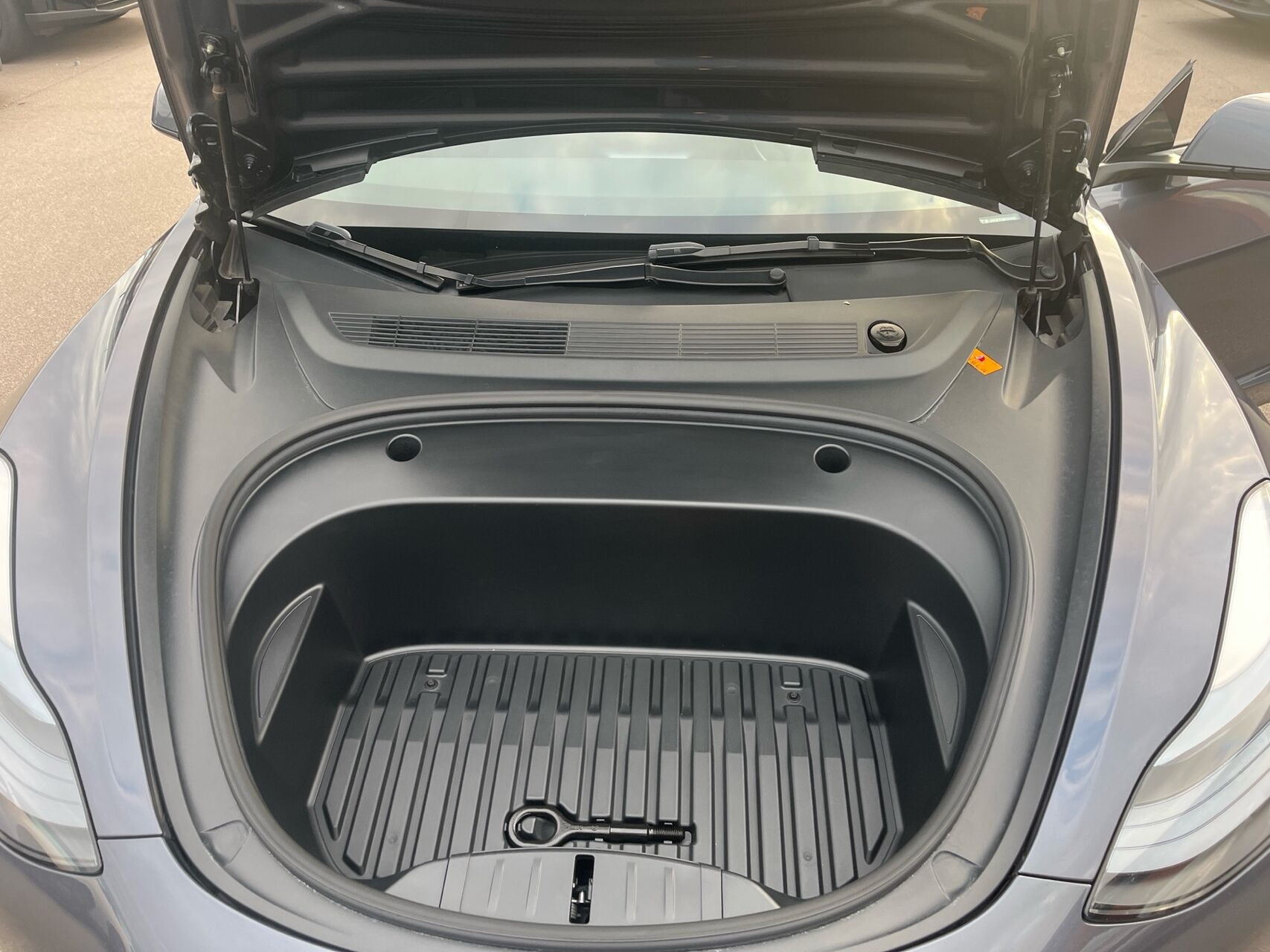 Grå Tesla Model 3 fra 2022