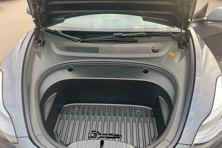 Grå Tesla Model 3 fra 2022
