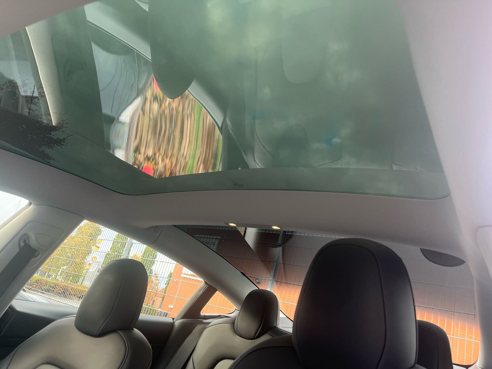 Grå Tesla Model 3 fra 2022
