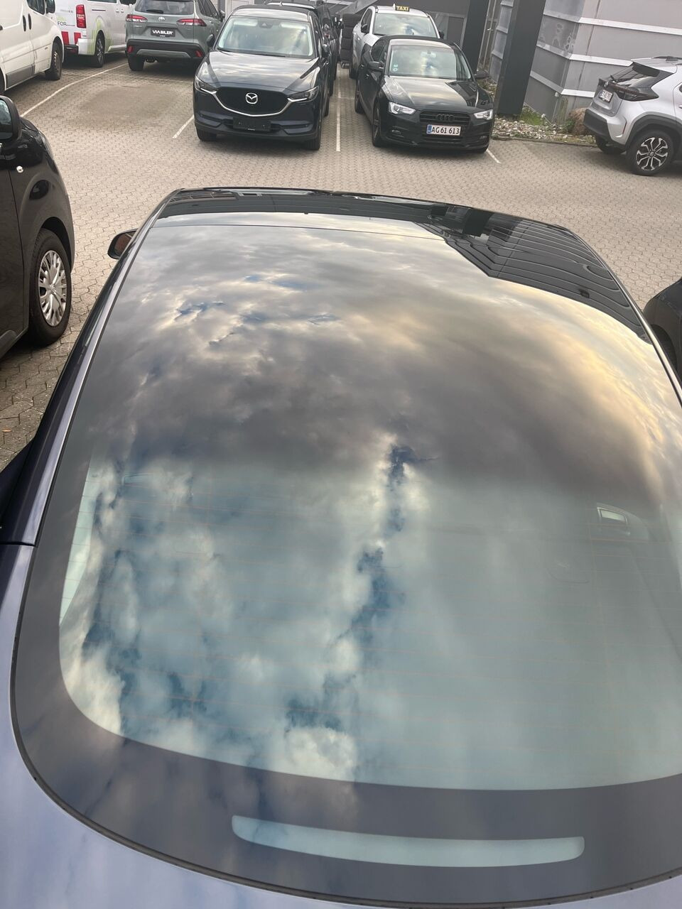 Grå Tesla Model 3 fra 2022
