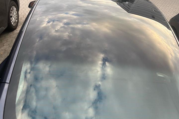 Grå Tesla Model 3 fra 2022
