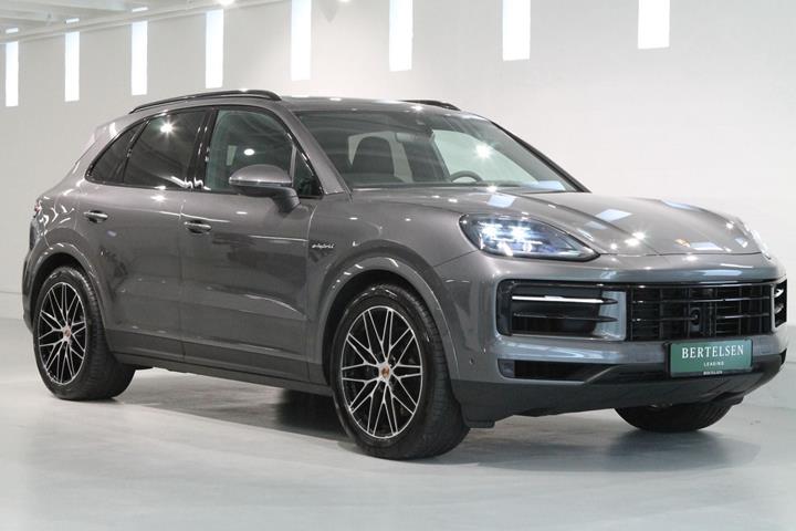 Grå Porsche Cayenne fra 2025 set udefra