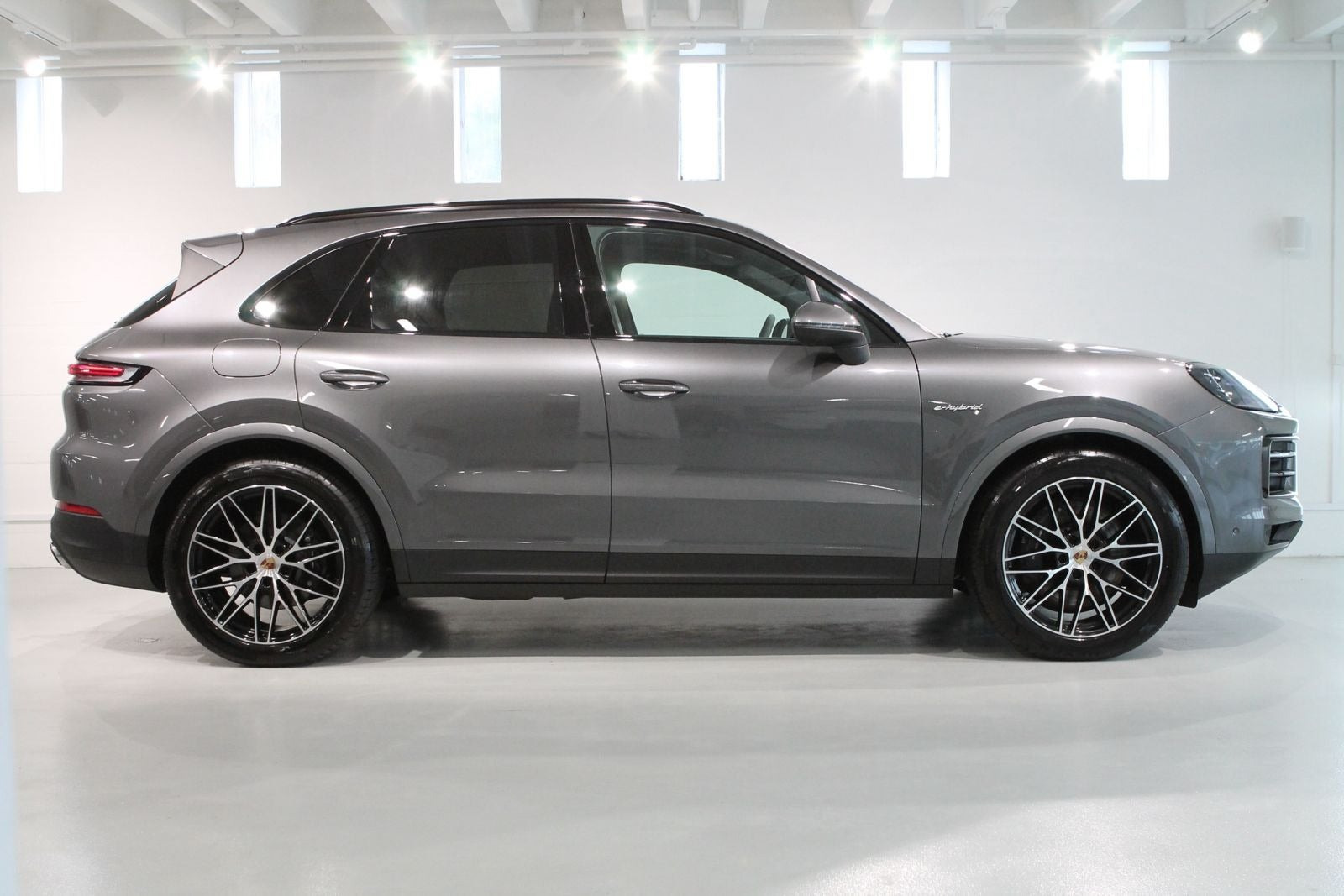 Grå Porsche Cayenne fra 2025