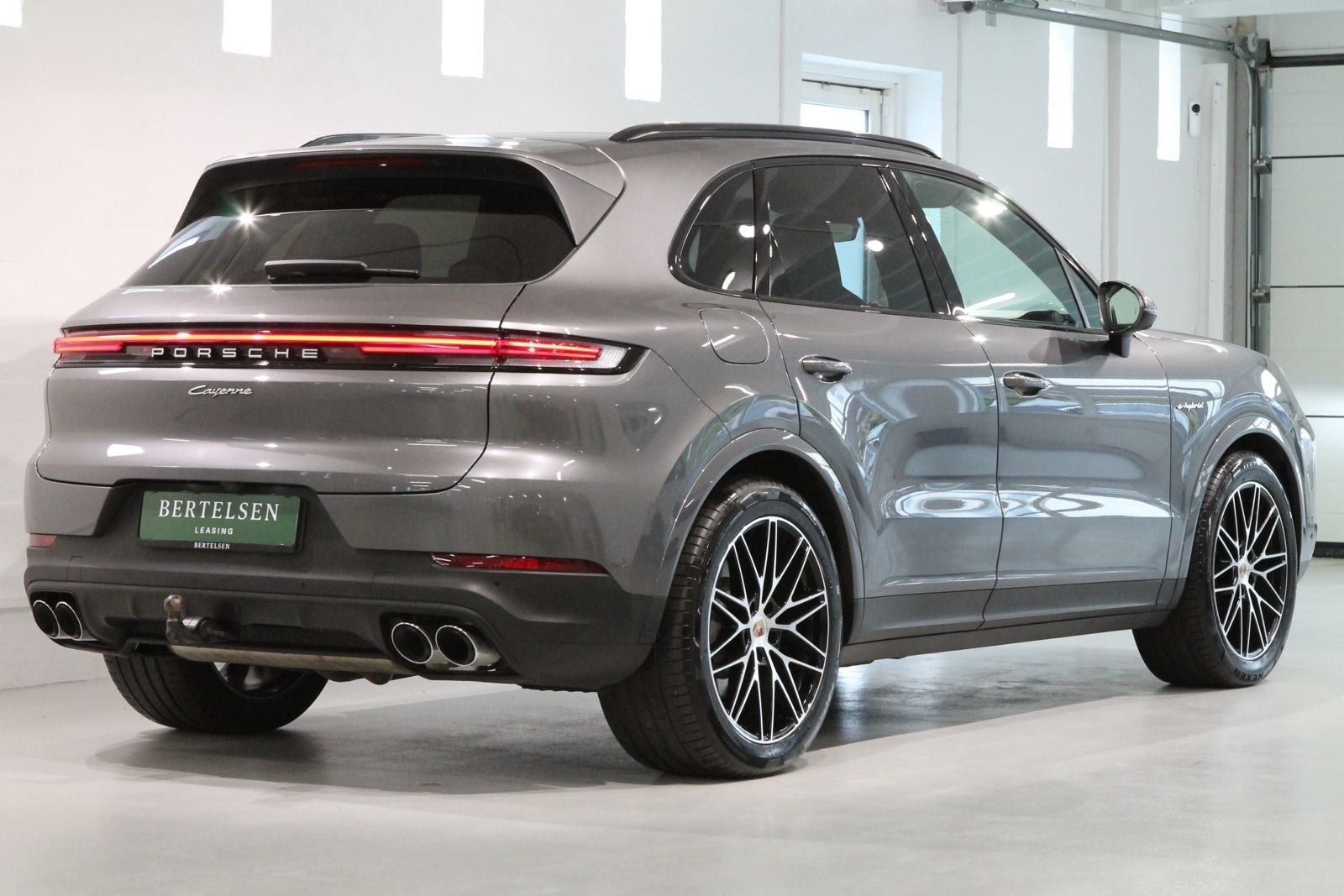Grå Porsche Cayenne fra 2025