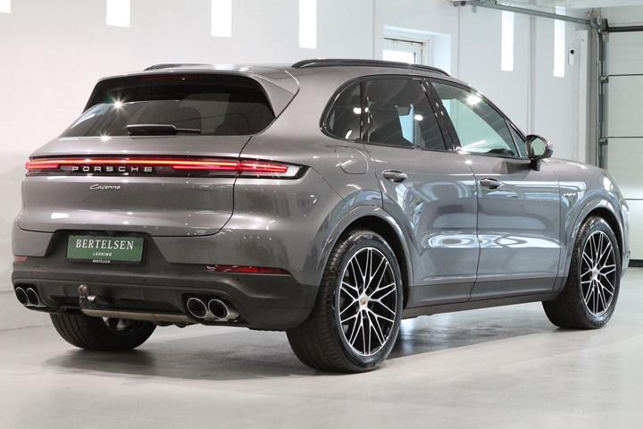 Grå Porsche Cayenne fra 2025