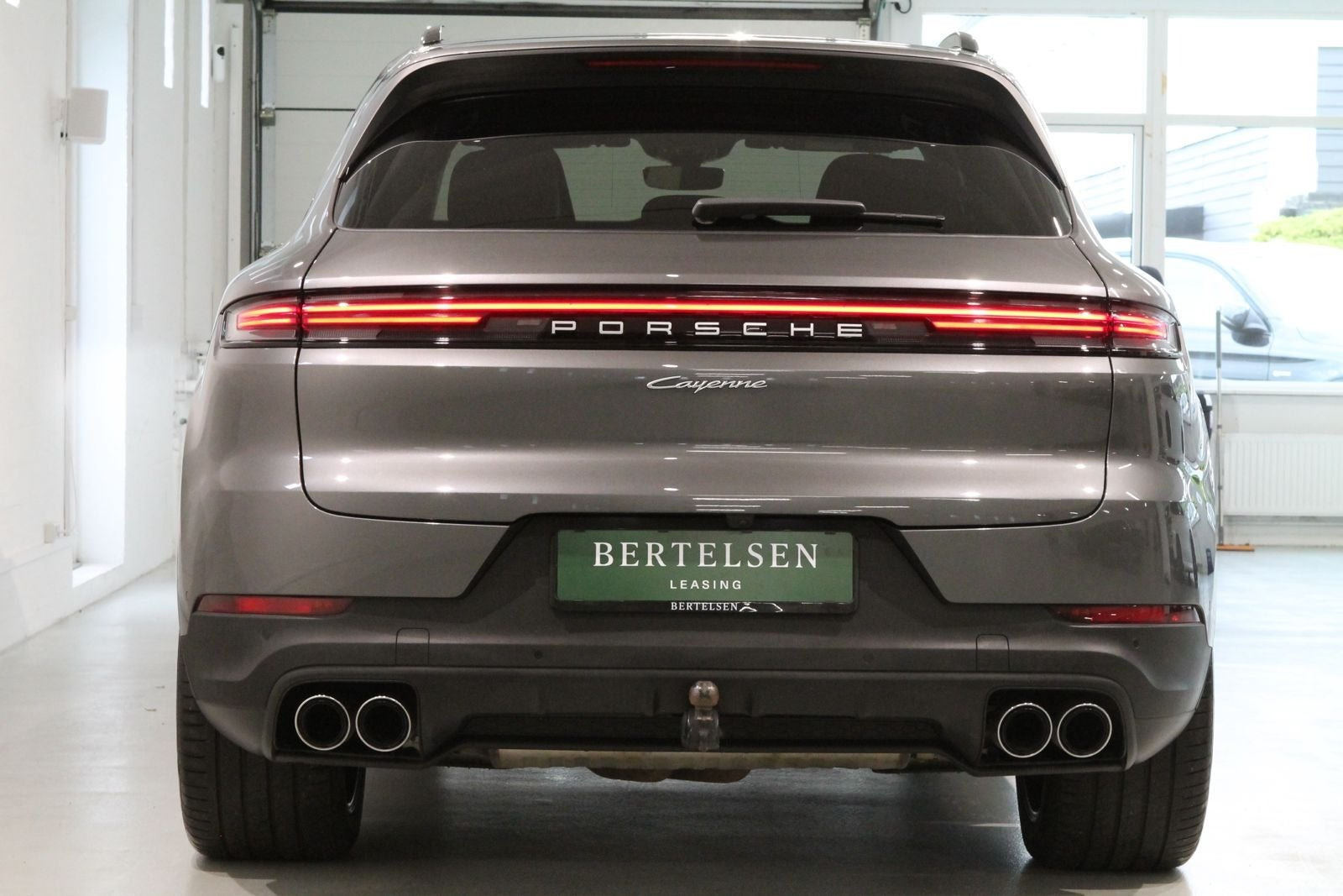 Grå Porsche Cayenne fra 2025