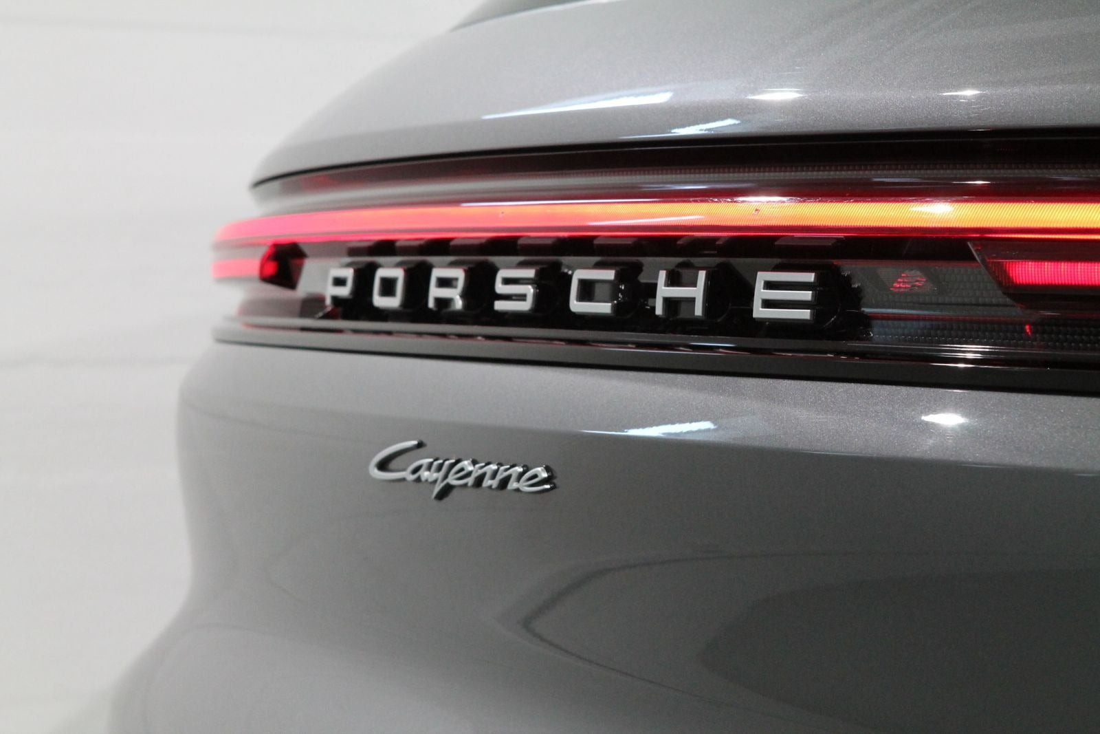 Grå Porsche Cayenne fra 2025
